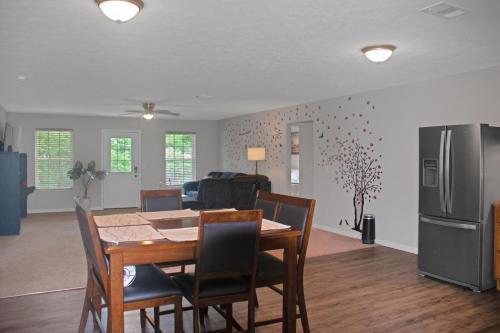 Cheerful 3-bedroom House With Private Parking Home