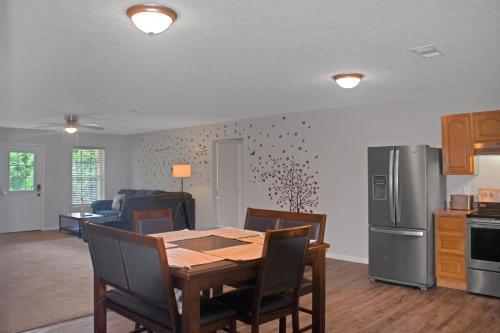 Cheerful 3-bedroom House With Private Parking Home