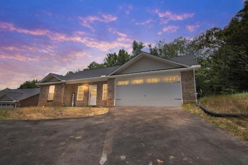 Cheerful 3-bedroom House With Private Parking Home