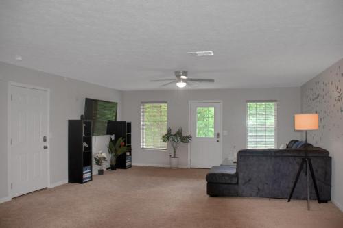 Cheerful 3-bedroom House With Private Parking Home