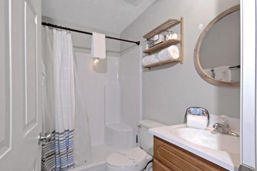 Cheerful 3-bedroom House With Private Parking Home
