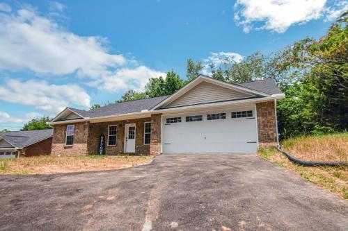 Cheerful 3-bedroom House With Private Parking Home