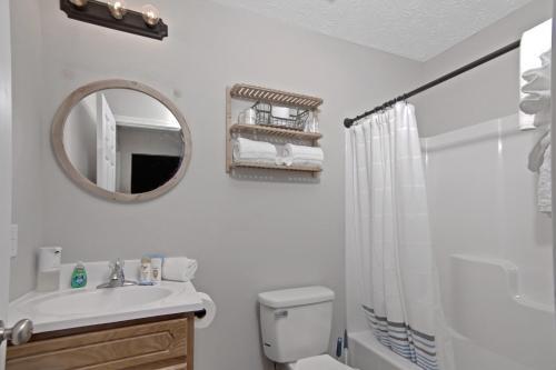 Cheerful 3-bedroom House With Private Parking Home