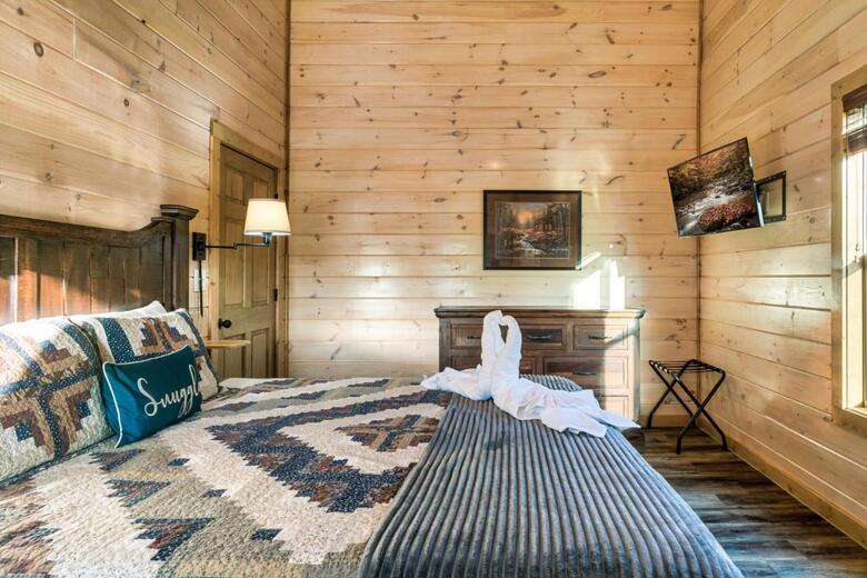 Summer Special, Mountain View, Cabin, Hottub, Game Rm, Sleeps 20