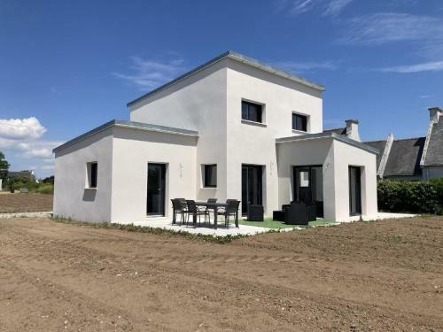 Pleasant Holiday Home In Loctudy With Terrace
