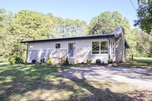 Gorgeous Renovated Home With Open Floor Plan And Large Lot