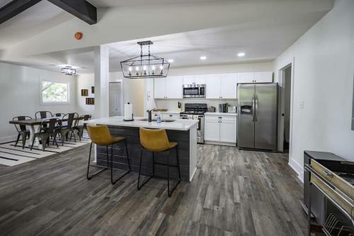 Gorgeous Renovated Home With Open Floor Plan And Large Lot