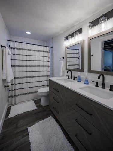 Gorgeous Renovated Home With Open Floor Plan And Large Lot