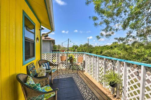 Apartamento Nautical Condo With Shared Patio, 1 Mi To Beach