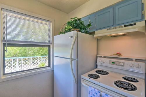 Apartamento Nautical Condo With Shared Patio, 1 Mi To Beach