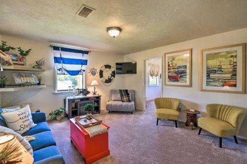 Apartamento Nautical Condo With Shared Patio, 1 Mi To Beach