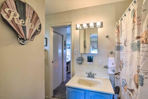 Apartamento Nautical Condo With Shared Patio, 1 Mi To Beach