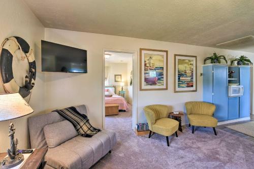 Apartamento Nautical Condo With Shared Patio, 1 Mi To Beach