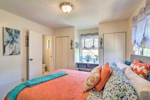 Apartamento Nautical Condo With Shared Patio, 1 Mi To Beach
