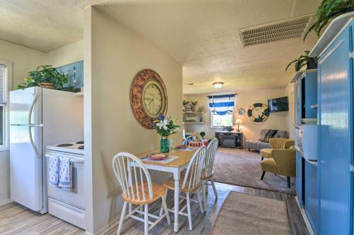 Apartamento Nautical Condo With Shared Patio, 1 Mi To Beach