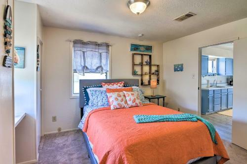 Apartamento Nautical Condo With Shared Patio, 1 Mi To Beach