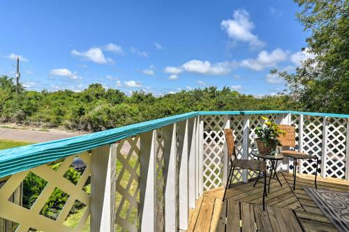 Apartamento Nautical Condo With Shared Patio, 1 Mi To Beach