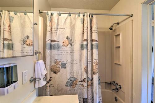Apartamento Nautical Condo With Shared Patio, 1 Mi To Beach