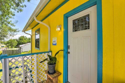 Apartamento Nautical Condo With Shared Patio, 1 Mi To Beach