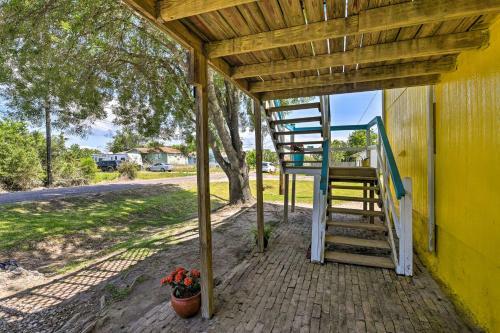 Apartamento Nautical Condo With Shared Patio, 1 Mi To Beach