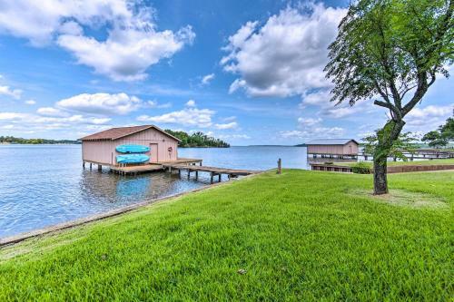 Beautiful Texas Retreat On Lake Palestine!