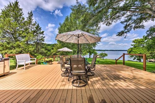 Beautiful Texas Retreat On Lake Palestine!