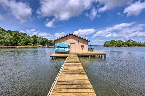 Beautiful Texas Retreat On Lake Palestine!