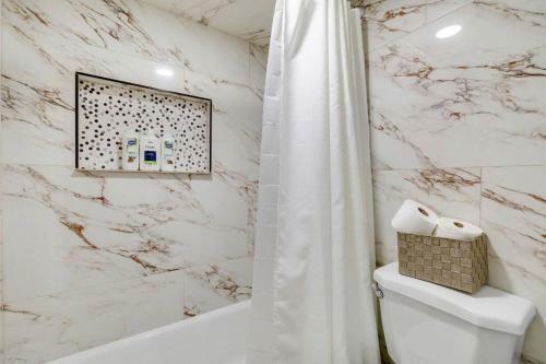 Wow, Brand New, Luxurious, At&t Dfw Home- Book Now!!!