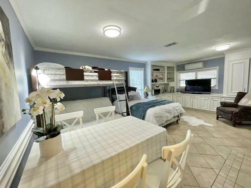 Beautiful Traditional Home*modern Updates*guest Suite B