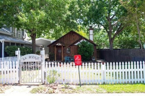 New Charming Cottage With Hot Tub And Fireplace