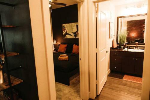 Apartamento Speakeasy And Come In. Designer Space W/ King Bed