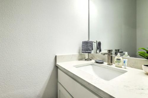 Chic And Spacious Dallas Getaway, 3 Mi To Dtwn!