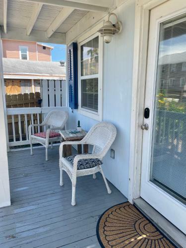 Seablue Cottage - Downstairs; 2 Blocks To The Beach