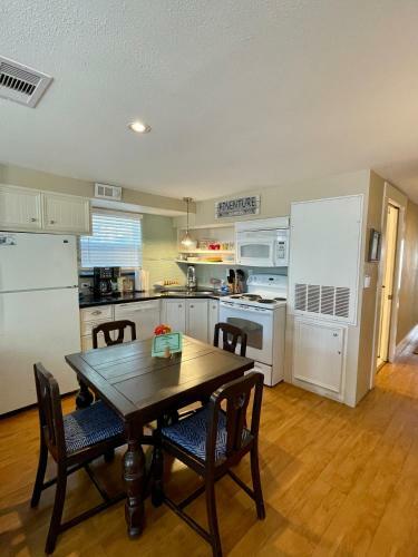 Seablue Cottage - Downstairs; 2 Blocks To The Beach