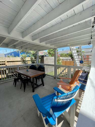 Seablue Cottage - Downstairs; 2 Blocks To The Beach