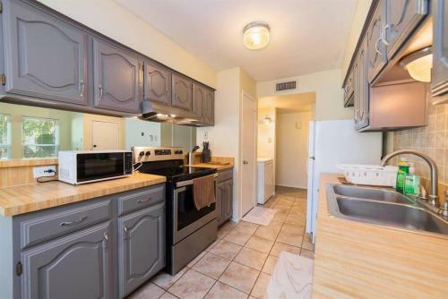Large, Easy Access Single Story 3 Bed Home, 15mins Downtown Dallas