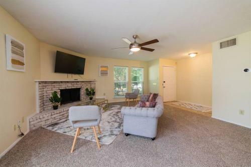 Large, Easy Access Single Story 3 Bed Home, 15mins Downtown Dallas