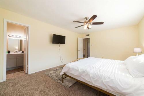 Large, Easy Access Single Story 3 Bed Home, 15mins Downtown Dallas