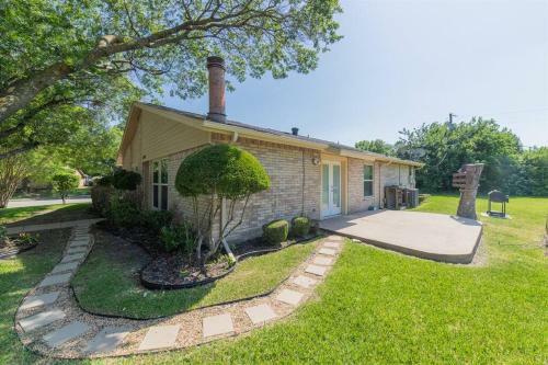 Large, Easy Access Single Story 3 Bed Home, 15mins Downtown Dallas