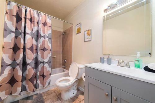Large, Easy Access Single Story 3 Bed Home, 15mins Downtown Dallas