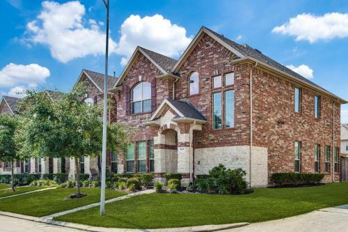 Beautiful 2 Story Luxury Home In An Upscale Area!