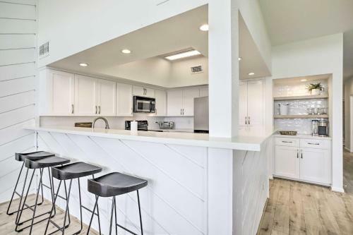 Amazing Waterfront Townhome With Patio And Grill!