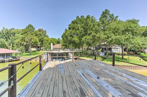 Cozy Lakehouse With Hot Tub, Grill And Fire Pit!