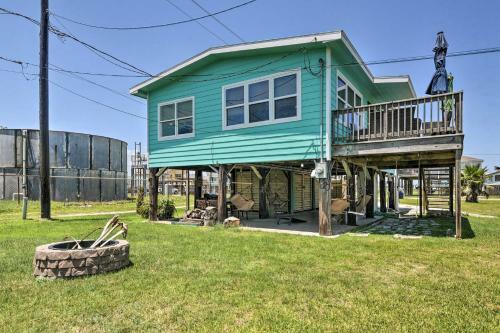 Breezy Surfside Beach Home With Deck And Grill!