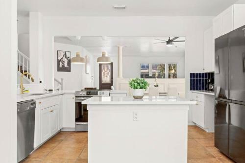 5 Bedrooms W/ Hot Tub, Chefs Kitchen, Game Lounge