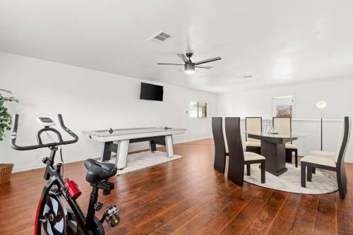 5 Bedrooms W/ Hot Tub, Chefs Kitchen, Game Lounge