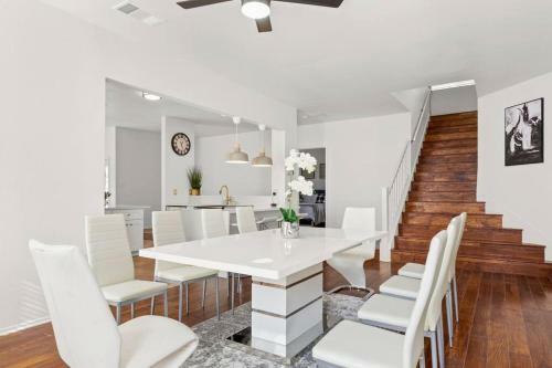 5 Bedrooms W/ Hot Tub, Chefs Kitchen, Game Lounge