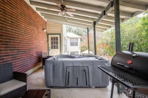 5 Bedrooms W/ Hot Tub, Chefs Kitchen, Game Lounge