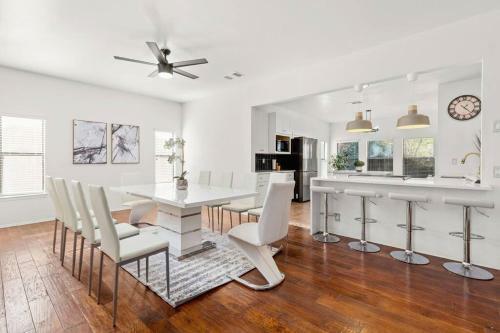 5 Bedrooms W/ Hot Tub, Chefs Kitchen, Game Lounge