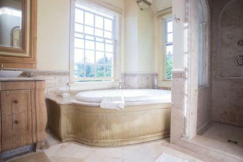 Villa Tuscan Luxury In Vermont - Private 25 Acres, Views